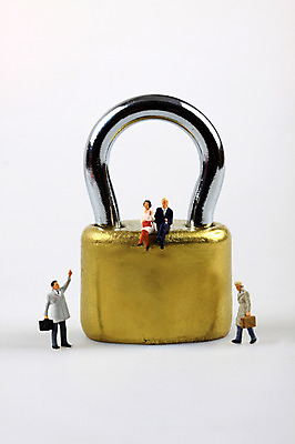 포토 JPG 스튜디오촬영 여자 남자 인형 컨셉 비즈니스 자물쇠 실내 앉기 사람없음 금융 경제 모형 미니어처 피규어 비즈니스맨 비즈니스우먼 오브젝트 잠금 보안 국내포토 모션 안전 사람 내부 직장인 파일형식