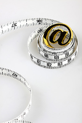 포토 JPG 스튜디오촬영 기호 컨셉 인터넷 비즈니스 실내 줄자 사람없음 금융 경제 하이앵글 도구 이메일 우편물 오브젝트 감싸기 골뱅이기호 인터넷기호 말린_둥글게 국내포토 문자 뷰포인트 모션 자 내부 파일형식