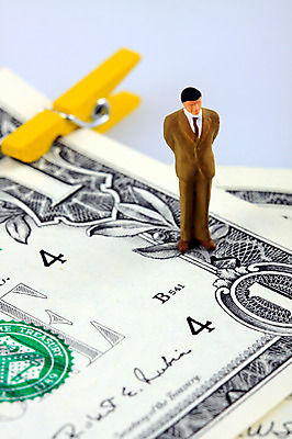 포토 JPG 스튜디오촬영 남자 인형 컨셉 지폐 돈 비즈니스 실내 집게 근접촬영 사람없음 아웃포커스 금융 경제 모형 달러 미니어처 피규어 비즈니스맨 오브젝트 외화 남자만 국내포토 뷰포인트 촬영기법 사람 내부 직장인 재산 파일형식