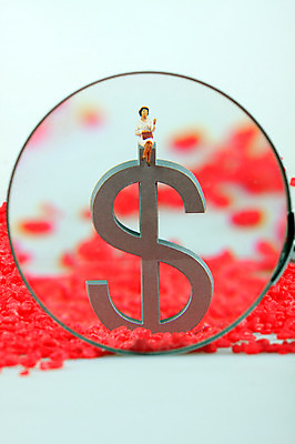 포토 JPG 스튜디오촬영 문자 기호 여자 인형 컬러 컨셉 돈 비즈니스 돋보기 실내 앉기 근접촬영 사람없음 아웃포커스 빨간색 금융 경제 모형 달러 미니어처 피규어 돌_바위 조약돌 비즈니스우먼 화폐기호 확대 오브젝트 확대경 여자만 국내포토 뷰포인트 모션 촬영기법 사람 내부 직장인 재산 화폐 파일형식