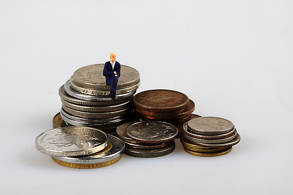 포토 JPG 스튜디오촬영 남자 인형 컨셉 돈 비즈니스 실내 앉기 사람없음 금융 경제 쌓기 모형 동전 미니어처 피규어 비즈니스맨 오브젝트 외화 남자만 국내포토 모션 사람 내부 직장인 재산 파일형식