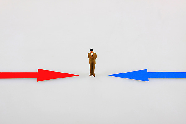 포토 JPG 스튜디오촬영 기호 남자 화살표 인형 컬러 컨셉 비즈니스 실내 사람없음 빨간색 금융 경제 파란색 모형 미니어처 피규어 비즈니스맨 오브젝트 남자만 국내포토 문자 사람 내부 직장인 파일형식