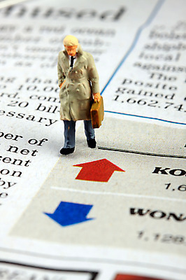 포토 JPG 스튜디오촬영 문자 알파벳 영어 남자 화살표 인형 컨셉 비즈니스 실내 근접촬영 사람없음 아웃포커스 금융 경제 모형 미니어처 피규어 비즈니스맨 신문 주식 하락 상승 영자신문 주가 환율 남자만 국내포토 뷰포인트 촬영기법 사람 내부 간행물 직장인 뉴스 파일형식