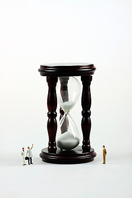 포토 JPG 스튜디오촬영 남자 모래 인형 시계 컨셉 비즈니스 실내 사람없음 금융 경제 모형 미니어처 피규어 시간 비즈니스맨 모래시계 오브젝트 남자만 국내포토 사람 내부 직장인 파일형식