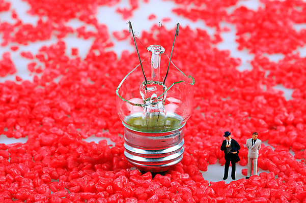 포토 JPG 스튜디오촬영 남자 인형 컬러 컨셉 비즈니스 전구 실내 근접촬영 사람없음 아웃포커스 빨간색 금융 경제 모형 손상 미니어처 피규어 돌_바위 조약돌 비즈니스맨 전기에너지 오브젝트 백열등 필라멘트 남자만 국내포토 뷰포인트 조명 촬영기법 사람 내부 에너지 직장인 파일형식