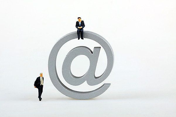 포토 JPG 스튜디오촬영 문자 기호 남자 인형 컨셉 인터넷 비즈니스 실내 앉기 사람없음 금융 경제 모형 미니어처 피규어 비즈니스맨 이메일 우편물 오브젝트 골뱅이기호 남자만 국내포토 모션 사람 내부 직장인 파일형식