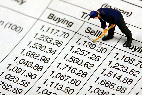 포토 JPG 스튜디오촬영 남자 인형 컨셉 비즈니스 통계 수치 실내 근접촬영 사람없음 아웃포커스 금융 경제 하이앵글 숫자 모형 달러 미니어처 피규어 거래 표 주식 오브젝트 도끼 주가 환율 남자만 국내포토 문자 뷰포인트 돈 그래프 촬영기법 사람 내부 파일형식