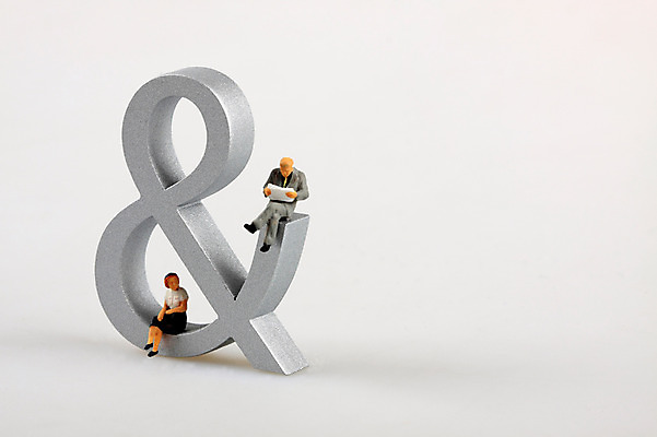 포토 JPG 스튜디오촬영 문자 기호 여자 남자 인형 컨셉 인터넷 비즈니스 실내 앉기 사람없음 금융 경제 미니어처 피규어 비즈니스맨 비즈니스우먼 오브젝트 앤드 앤드기호 앰퍼샌드 국내포토 모션 사람 내부 모형 직장인 파일형식