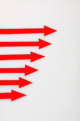 포토 JPG 스튜디오촬영 기호 화살표 컬러 백그라운드 컨셉 비즈니스 통계 표시 수치 실내 사람없음 빨간색 금융 경제 오른쪽 방향 위치 국내포토 문자 그래프 내부 파일형식