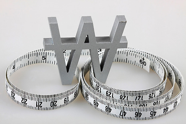 포토 JPG 스튜디오촬영 문자 기호 컨셉 돈 비즈니스 실내 줄자 근접촬영 사람없음 금융 경제 도구 원화 화폐기호 오브젝트 감싸기 말린_둥글게 국내포토 뷰포인트 모션 자 내부 재산 화폐 파일형식