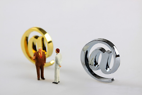 포토 JPG 스튜디오촬영 문자 기호 남자 인형 컨셉 인터넷 비즈니스 영업 실내 협상 사람없음 아웃포커스 금융 경제 미니어처 피규어 거래 비즈니스맨 이메일 우편물 계약 오브젝트 골뱅이기호 남자만 국내포토 촬영기법 사람 내부 모형 직장인 파일형식