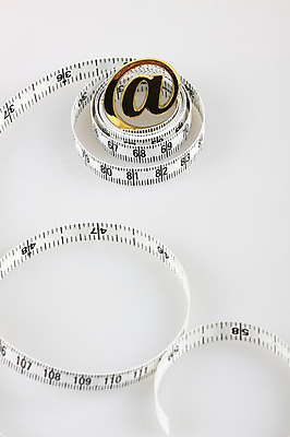 포토 JPG 스튜디오촬영 기호 컨셉 인터넷 비즈니스 실내 줄자 사람없음 금융 하이앵글 도구 이메일 우편물 오브젝트 감싸기 골뱅이기호 말린_둥글게 국내포토 문자 뷰포인트 모션 자 내부 경제 파일형식