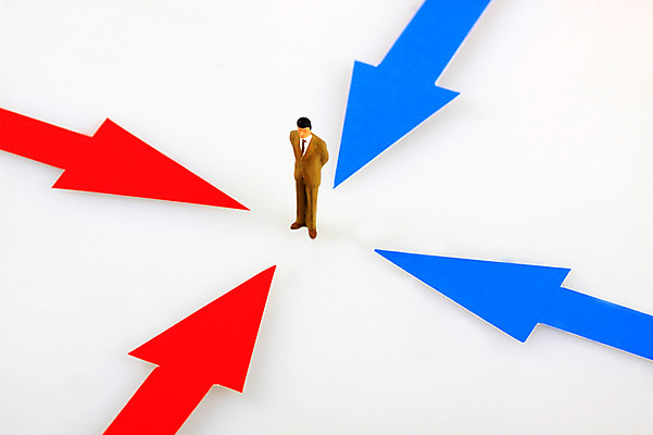 포토 JPG 스튜디오촬영 기호 남자 화살표 인형 컬러 컨셉 비즈니스 실내 사람없음 빨간색 금융 경제 파란색 하이앵글 미니어처 피규어 비즈니스맨 오브젝트 남자만 국내포토 문자 뷰포인트 사람 내부 모형 직장인 파일형식