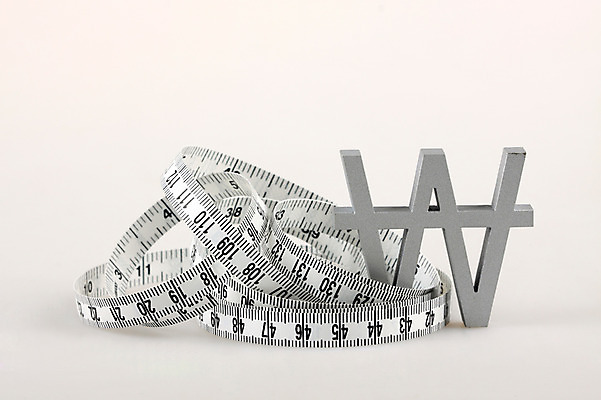 포토 JPG 스튜디오촬영 문자 기호 컨셉 돈 비즈니스 실내 줄자 사람없음 금융 경제 도구 원화 화폐기호 오브젝트 감싸기 말린_둥글게 국내포토 모션 자 내부 재산 화폐 파일형식