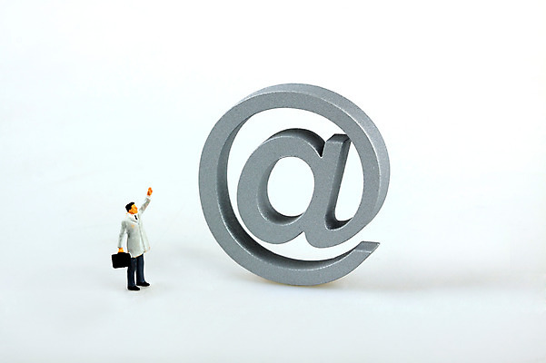 포토 JPG 스튜디오촬영 문자 기호 남자 인형 컨셉 인터넷 비즈니스 실내 사람없음 금융 경제 미니어처 피규어 비즈니스맨 이메일 우편물 오브젝트 골뱅이기호 남자만 국내포토 사람 내부 모형 직장인 파일형식