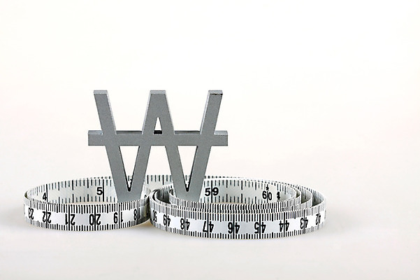 포토 JPG 스튜디오촬영 문자 기호 컨셉 돈 비즈니스 실내 줄자 사람없음 금융 경제 도구 원화 화폐기호 오브젝트 감싸기 말린_둥글게 국내포토 모션 자 내부 재산 화폐 파일형식