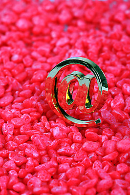 포토 JPG 스튜디오촬영 기호 컬러 백그라운드 컨셉 인터넷 비즈니스 실내 근접촬영 사람없음 아웃포커스 빨간색 금융 경제 돌_바위 조약돌 이메일 낟알 우편물 오브젝트 골뱅이기호 국내포토 문자 뷰포인트 촬영기법 내부 파일형식