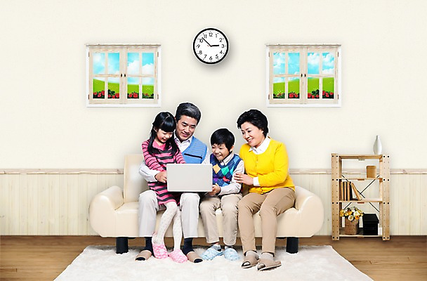 전신 PSD 편집이미지 응시 여자 할아버지 노년 남자 행복 할머니 어린이 시계 거실 인터넷 창문 가족 손자 손녀 슬리퍼 함께함 사랑 가족애 미소 웃음 사람 앉기 소녀 소년 여러명 성인 노트북 컴퓨터 화목 카펫 웹서핑 손주 벽시계 이미지편집 시선 감정 다수 신발 컨셉 관계 모션 표정 전자제품 파일형식