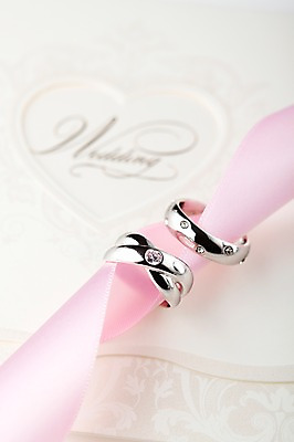 포토 JPG 스튜디오촬영 리본 결혼 장신구 실내 선물 근접촬영 사람없음 아웃포커스 반지 보석 오브젝트 예물 청첩장 결혼반지 커플반지 결혼소품 예물반지 국내포토 카드프레임 뷰포인트 카드_감사 프레임 촬영기법 이벤트 내부 광석 파일형식