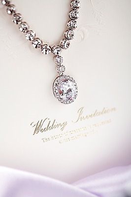 포토 JPG 스튜디오촬영 결혼 목걸이 장신구 실내 선물 근접촬영 사람없음 아웃포커스 보석 실크 천 예물 청첩장 결혼소품 국내포토 카드프레임 뷰포인트 카드_감사 프레임 촬영기법 이벤트 내부 직물 광석 오브젝트 파일형식