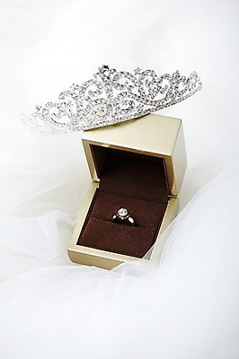 포토 JPG 스튜디오촬영 결혼 장신구 왕관 면사포 실내 선물 근접촬영 사람없음 반지 보석 오브젝트 티아라 예물 결혼반지 결혼소품 반지케이스 예물반지 국내포토 뷰포인트 이벤트 내부 광석 보관함 파일형식