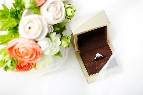 포토 JPG 스튜디오촬영 식물 꽃 부케 결혼 장신구 면사포 실내 선물 근접촬영 사람없음 아웃포커스 반지 보석 오브젝트 예물 결혼반지 결혼소품 반지케이스 예물반지 국내포토 뷰포인트 꽃다발 촬영기법 이벤트 내부 광석 보관함 파일형식