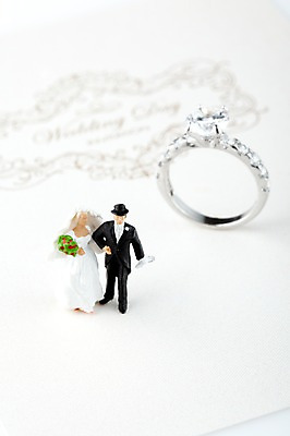 포토 JPG 스튜디오촬영 부부 커플 드레스 신부 인형 웨딩드레스 신랑 결혼 장신구 남편 실내 선물 정장 턱시도 근접촬영 사람없음 아웃포커스 모형 미니어처 피규어 반지 아내 보석 오브젝트 예물 청첩장 결혼반지 결혼소품 미니 신랑신부 예물반지 국내포토 카드프레임 옷 신부_웨딩 뷰포인트 관계 카드_감사 프레임 촬영기법 이벤트 내부 광석 파일형식