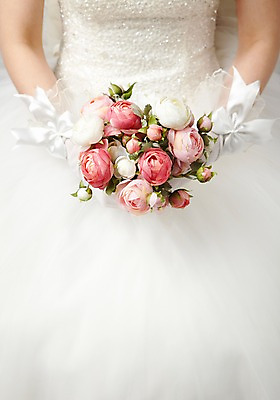 포토 JPG 스튜디오촬영 식물 드레스 여자 꽃 신부 부케 웨딩드레스 결혼 실내 한명 들기 사람 근접촬영 상반신 성인 아웃포커스 신체부위 장미 오브젝트 결혼소품 여자만 여자한명만 성인여자만 성인만 국내포토 1 옷 뷰포인트 꽃다발 모션 촬영기법 이벤트 내부 파일형식