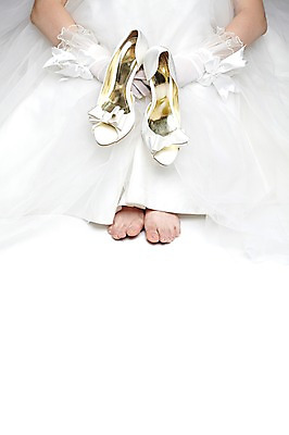 포토 JPG 스튜디오촬영 드레스 여자 신부 구두 웨딩드레스 장갑 결혼 신발 맨발 발 실내 한명 들기 앉기 성인 신체부위 여성화 오브젝트 결혼소품 웨딩슈즈 웨딩장갑 여자만 여자한명만 성인여자만 성인만 국내포토 1 잡화 옷 모션 사람 이벤트 내부 파일형식