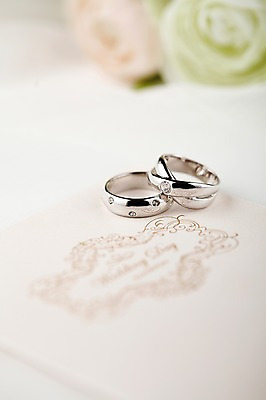 포토 JPG 스튜디오촬영 식물 꽃 부케 결혼 장신구 실내 선물 근접촬영 사람없음 아웃포커스 반지 보석 오브젝트 예물 청첩장 결혼반지 커플반지 결혼소품 예물반지 국내포토 카드프레임 뷰포인트 꽃다발 카드_감사 프레임 촬영기법 이벤트 내부 광석 파일형식