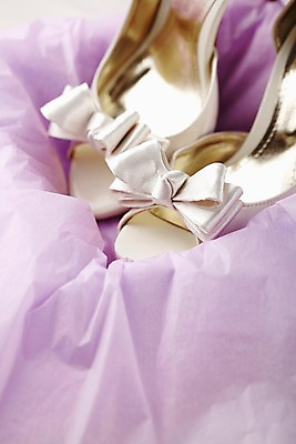 포토 JPG 스튜디오촬영 구두 결혼 신발 포장 실내 선물 근접촬영 사람없음 선물상자 상자 여성화 오브젝트 결혼소품 웨딩슈즈 포장상자 국내포토 뷰포인트 이벤트 내부 파일형식