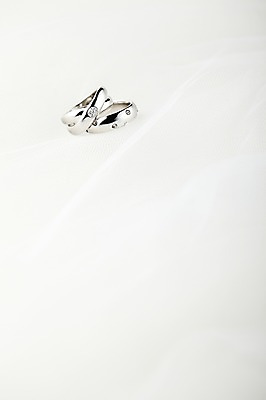 포토 JPG 스튜디오촬영 결혼 백그라운드 장신구 실내 선물 근접촬영 사람없음 아웃포커스 반지 보석 오브젝트 예물 결혼반지 커플반지 결혼소품 예물반지 국내포토 뷰포인트 촬영기법 이벤트 내부 광석 파일형식