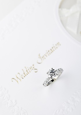 포토 JPG 스튜디오촬영 식물 꽃 결혼 장신구 실내 선물 근접촬영 사람없음 아웃포커스 반지 보석 오브젝트 예물 청첩장 결혼반지 결혼소품 다이아몬드반지 예물반지 국내포토 카드프레임 뷰포인트 카드_감사 프레임 촬영기법 이벤트 내부 광석 파일형식