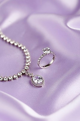 포토 JPG 스튜디오촬영 결혼 목걸이 장신구 실내 선물 근접촬영 사람없음 반지 보석 실크 천 오브젝트 예물 결혼소품 다이아몬드반지 국내포토 뷰포인트 이벤트 내부 직물 광석 파일형식