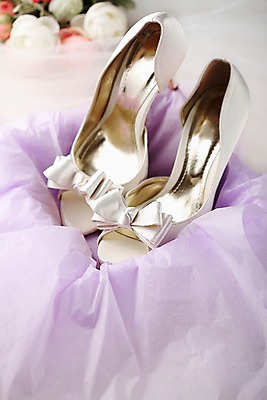 포토 JPG 스튜디오촬영 식물 꽃 구두 부케 결혼 신발 포장 실내 선물 사람없음 아웃포커스 선물상자 상자 여성화 오브젝트 결혼소품 웨딩슈즈 포장상자 국내포토 꽃다발 촬영기법 이벤트 내부 파일형식