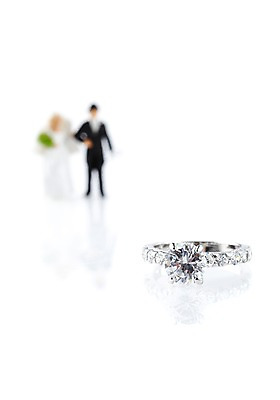 포토 JPG 스튜디오촬영 부부 커플 드레스 신부 인형 웨딩드레스 신랑 결혼 장신구 남편 실내 선물 정장 턱시도 근접촬영 사람없음 아웃포커스 모형 미니어처 피규어 반지 아내 보석 오브젝트 예물 결혼반지 결혼소품 미니 신랑신부 예물반지 국내포토 옷 신부_웨딩 뷰포인트 관계 촬영기법 이벤트 내부 광석 파일형식