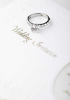 포토 JPG 스튜디오촬영 결혼 장신구 실내 선물 근접촬영 사람없음 아웃포커스 반지 보석 오브젝트 예물 청첩장 결혼반지 결혼소품 다이아몬드반지 예물반지 국내포토 카드프레임 뷰포인트 카드_감사 프레임 촬영기법 이벤트 내부 광석 파일형식