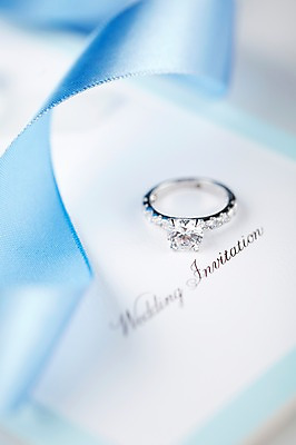 포토 JPG 스튜디오촬영 식물 꽃 리본 결혼 장신구 실내 선물 근접촬영 사람없음 아웃포커스 장식 반지 보석 오브젝트 예물 청첩장 결혼반지 결혼소품 다이아몬드반지 예물반지 국내포토 카드프레임 뷰포인트 카드_감사 프레임 촬영기법 이벤트 내부 광석 파일형식