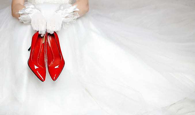 포토 JPG 스튜디오촬영 손 여자 신부 구두 웨딩드레스 장갑 결혼 신발 실내 한명 들기 사람 성인 신체부위 빨간색 여성화 오브젝트 결혼소품 웨딩슈즈 웨딩장갑 성인만 국내포토 1 잡화 드레스 컬러 모션 이벤트 내부 파일형식