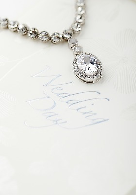 포토 JPG 스튜디오촬영 결혼 목걸이 장신구 실내 선물 근접촬영 사람없음 아웃포커스 보석 예물 청첩장 결혼소품 국내포토 카드프레임 뷰포인트 카드_감사 프레임 촬영기법 이벤트 내부 광석 오브젝트 파일형식