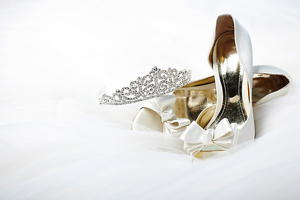 포토 JPG 스튜디오촬영 구두 결혼 신발 장신구 왕관 면사포 실내 선물 근접촬영 사람없음 여성화 보석 오브젝트 티아라 예물 결혼소품 웨딩슈즈 국내포토 뷰포인트 이벤트 내부 광석 파일형식