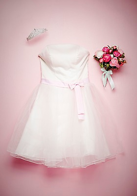 포토 JPG 스튜디오촬영 식물 드레스 꽃 리본 부케 웨딩드레스 결혼 장신구 왕관 실내 선물 사람없음 장식 장미 끈 보석 오브젝트 티아라 미니드레스 예물 결혼소품 국내포토 옷 꽃다발 이벤트 내부 광석 파일형식