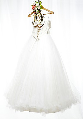 포토 JPG 스튜디오촬영 식물 드레스 꽃 구두 부케 웨딩드레스 결혼 신발 실내 사람없음 장미 커튼 여성화 옷걸이 오브젝트 결혼소품 웨딩슈즈 국내포토 옷 꽃다발 이벤트 내부 파일형식