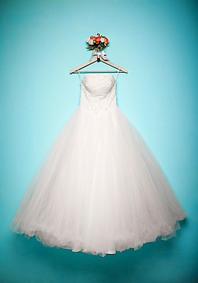 포토 JPG 스튜디오촬영 식물 드레스 꽃 부케 웨딩드레스 결혼 실내 사람없음 장미 옷걸이 오브젝트 결혼소품 국내포토 옷 꽃다발 이벤트 내부 파일형식