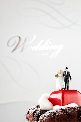 포토 JPG 스튜디오촬영 부부 커플 드레스 신부 음식 빵 인형 웨딩드레스 신랑 결혼 남편 디저트 실내 정장 턱시도 근접촬영 사람없음 아웃포커스 장식 모형 케이크 빵집 미니어처 피규어 반지 아내 컵케이크 오브젝트 청첩장 제빵 결혼소품 미니 신랑신부 국내포토 카드프레임 옷 신부_웨딩 뷰포인트 장신구 관계 카드_감사 프레임 촬영기법 이벤트 내부 제과제빵 상점 파일형식