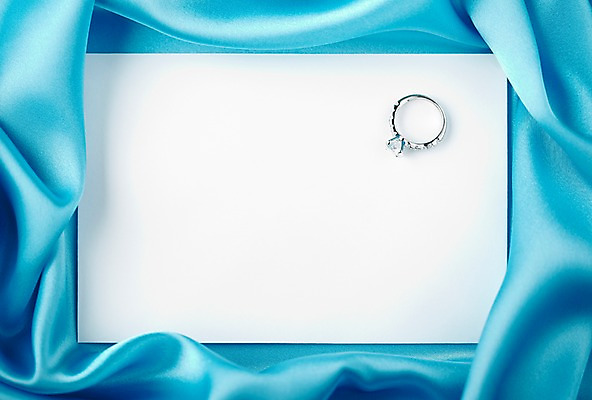 포토 JPG 스튜디오촬영 배너 종이 결혼 장신구 안내 사각프레임 광고판 알림판 실내 선물 설명 사람없음 흰색 반지 보석 알림 오브젝트 예물 결혼반지 결혼소품 다이아몬드반지 예물반지 국내포토 컬러 모션 프레임 이벤트 내부 사각형 광석 판 파일형식