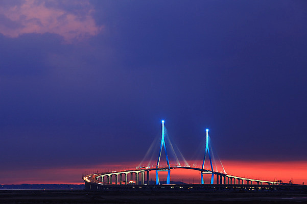 포토 JPG 구름 시설물 건축물 현대건축 건축 바다 야경 자연현상 하늘 조명 한국 사람없음 야외 빛 도시풍경 일출 노을 어둠 일몰 도시 저녁 인천 인천대교 가교 국내포토 자연요소 아시아 자연 풍경 다리_건축물 야간 파일형식 풍경_경치