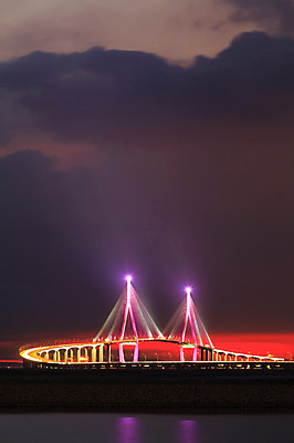 포토 JPG 구름 시설물 건축물 현대건축 건축 바다 야경 자연현상 하늘 조명 한국 사람없음 야외 빛 도시풍경 일출 노을 어둠 일몰 도시 저녁 인천 인천대교 가교 국내포토 자연요소 아시아 자연 풍경 다리_건축물 야간 파일형식 풍경_경치