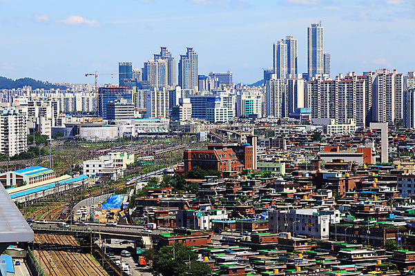 포토 JPG 주간 구름 건축물 자동차 하늘 주택 서울 한국 풍경 빌딩 사람없음 야외 건물 도시풍경 고층빌딩 기찻길 도시 도심 신도림 가교 국내포토 자연요소 건축 아시아 육상교통 파일형식