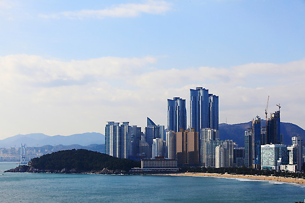포토 JPG 주간 구름 시설물 건축물 바다 하늘 산 한국 풍경 빌딩 해변 야외 건물 도시풍경 고층빌딩 도시 해안도시 부산 광안대교 동백섬 해운대 가교 국내포토 자연요소 건축 아시아 섬 다리_건축물 파일형식
